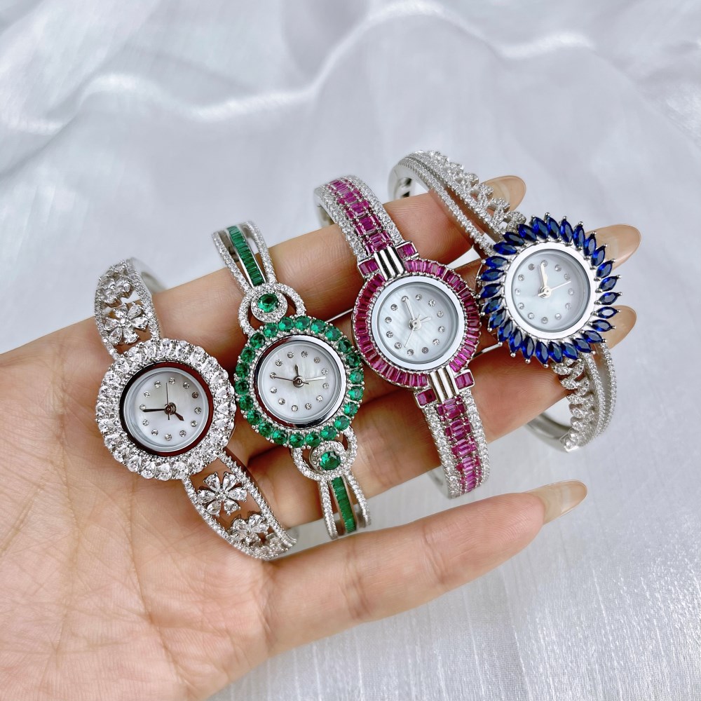 Dylam 2022 Unique Wholesale Bling AAA Girl Hand Iced Out Diamond Ladies Watches Women Wrist Female Luxury Quartz Watch Bracelet