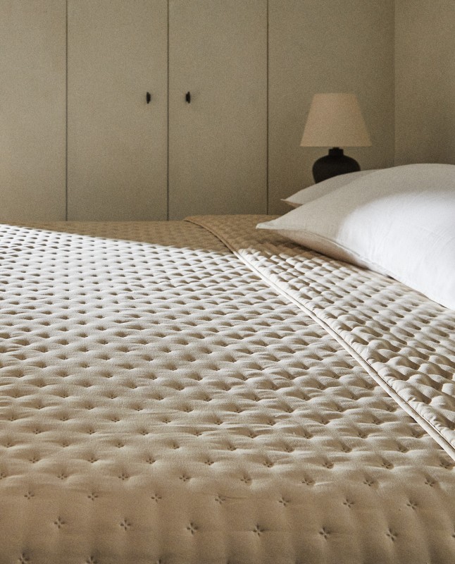 QUILTED QUILT WITH DOTS