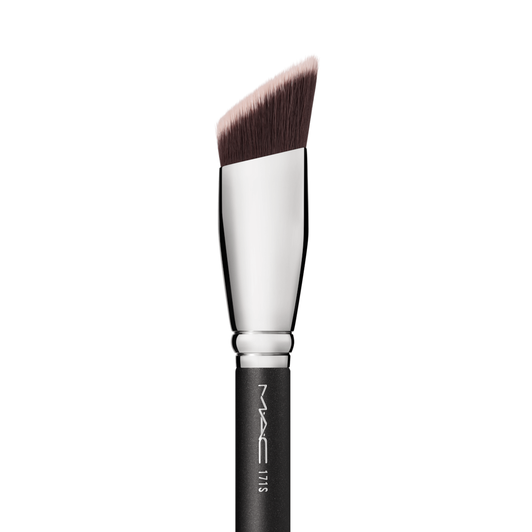 171S SMOOTH-EDGE ALL OVER FACE BRUSH-A contour-hugging face brush for applying cream and liquid products in hard-to-reach areas.