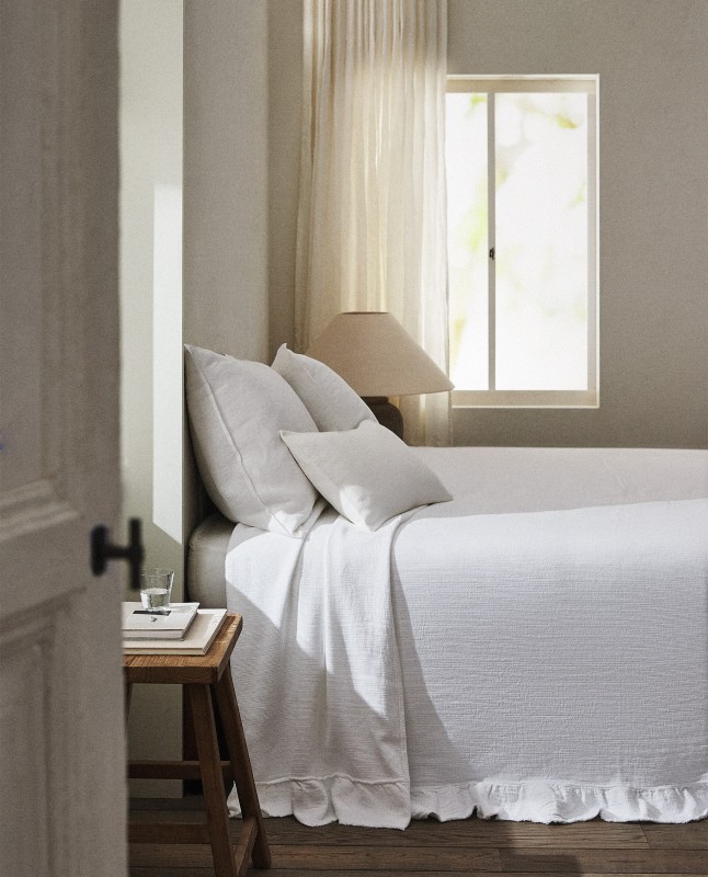 RUFFLE TRIM BEDSPREAD