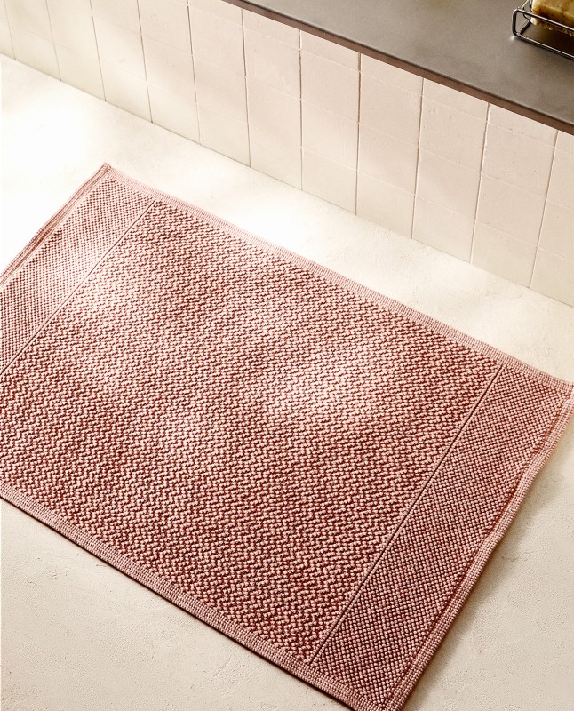 TEXTURED WAFFLE-KNIT RUG