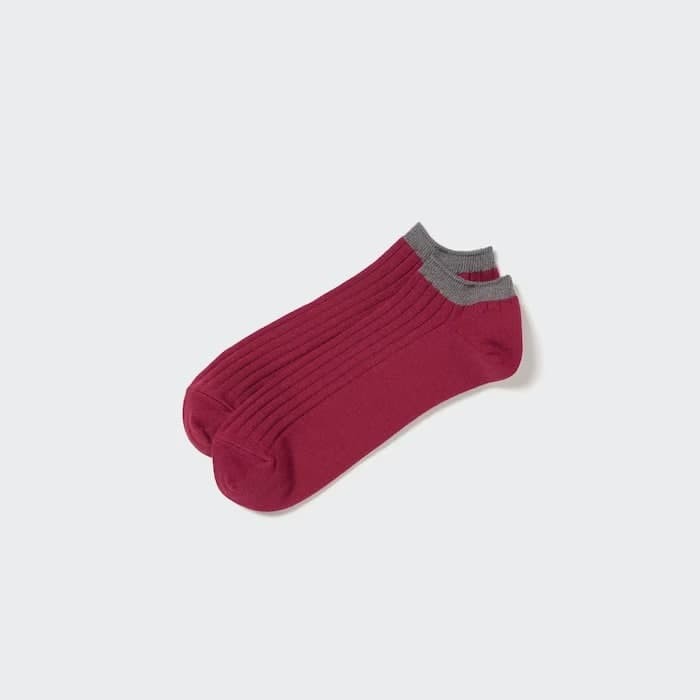 Ribbed Short Socks Add a colorful accent to your feet. Ribbed knit for a comfortable fit.