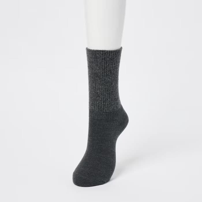 HEATTECH Souffle Yarn Socks Warm and toasty ‘HEATTECH’ packed with high-performance comfort features. The loose fit at the leg opening means these socks also look great scrunched down.