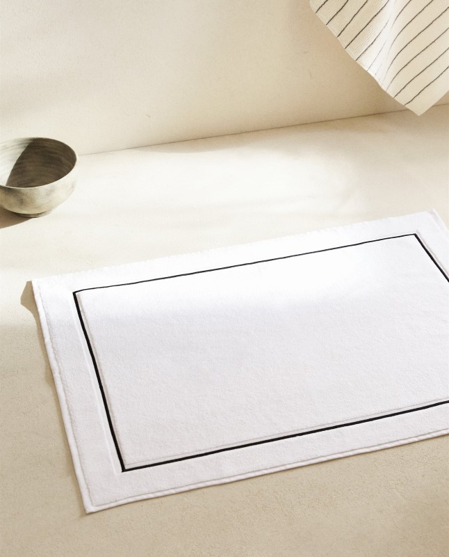 SCALLOPED EDGE BATH MAT