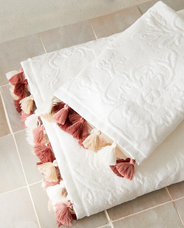 FLORAL JACQUARD TOWEL WITH TASSELS