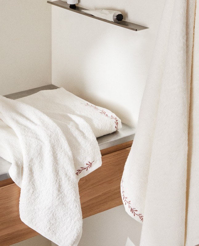 TOWEL WITH PLANT EMBROIDERY
