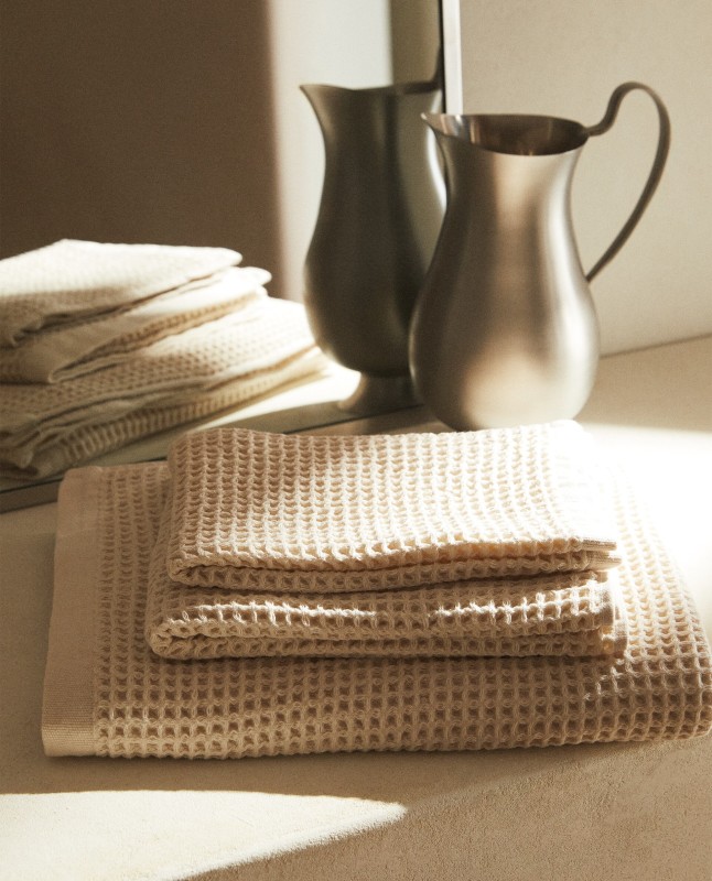 WAFFLE-TEXTURE COTTON TOWEL