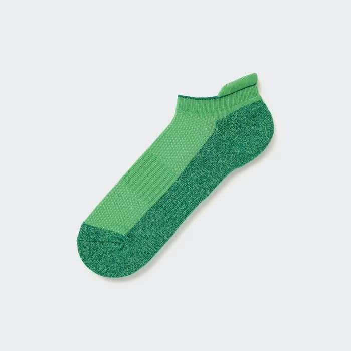 Sports Pile-Lined Short Socks High-performance socks for stay-fresh comfort. Breathable mesh instep.