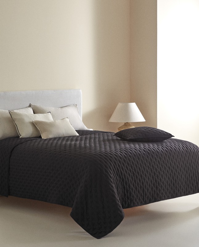 QUILTED QUILT WITH DOTS