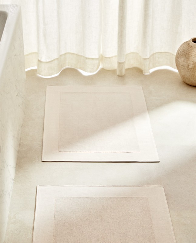 BATH MAT WITH WIDE EDGE