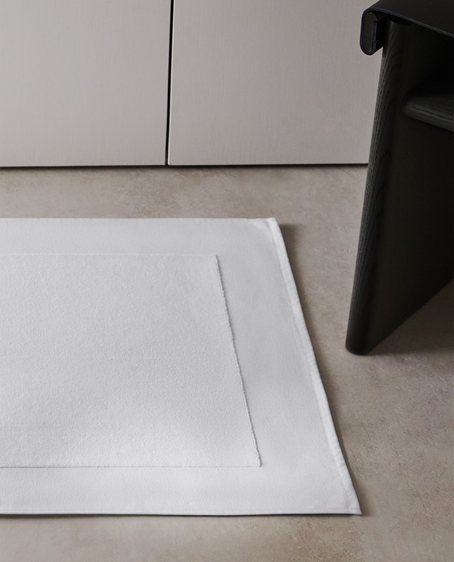 BATH MAT WITH WIDE EDGE