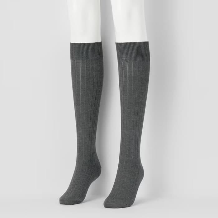 HEATTECH Knee-High Ribbed Socks High-performance 'HEATTECH' for cozy warmth. Sleek ribbed fabric for warmth up to the knees.